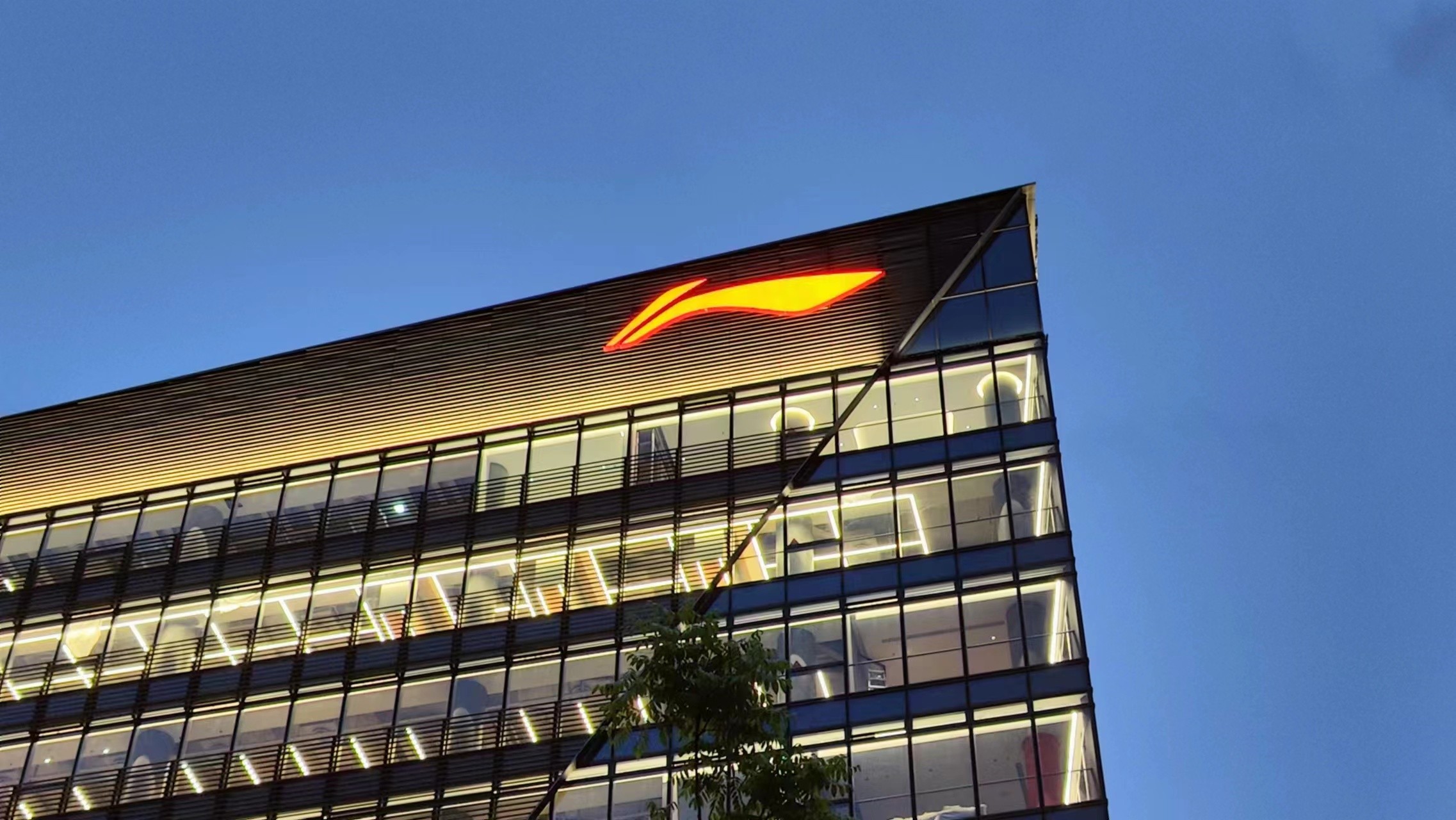 上海楼顶发光字厂家首选丨字工场