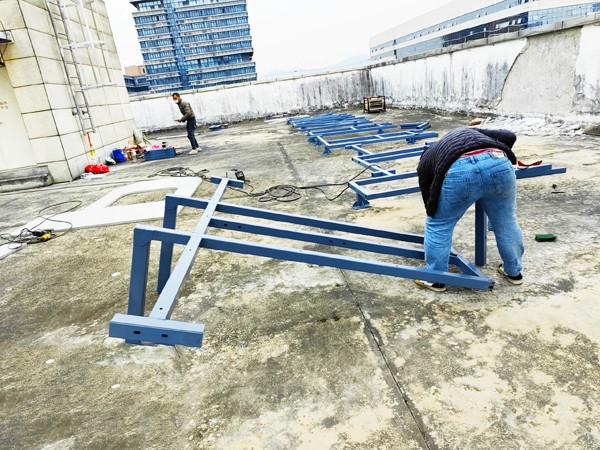 深圳普联技术集团工业园丨楼体发光字工程现场图四 深圳普联技术集团工业园丨楼体发光字工程现场图四