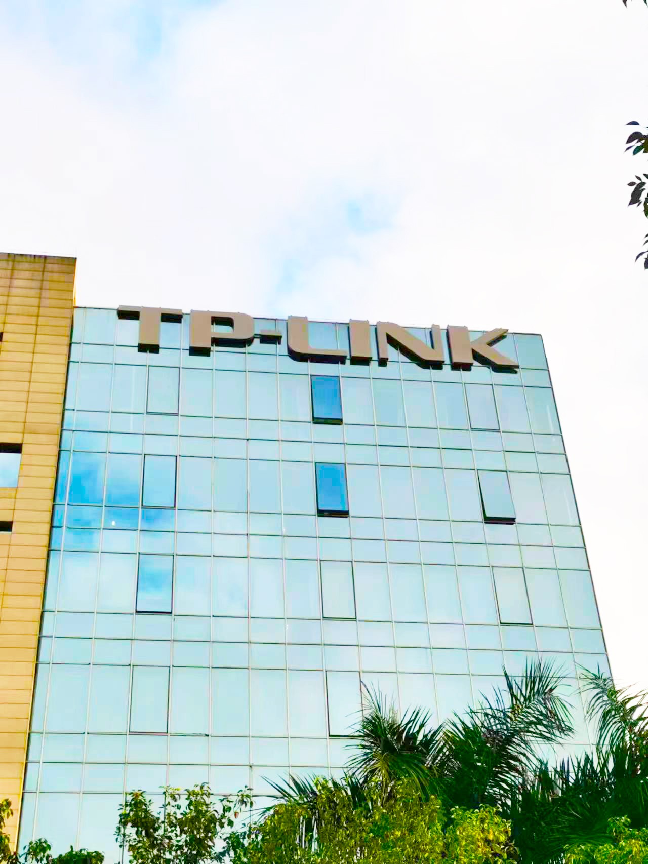 深圳普联技术集团工业园丨楼体发光字工程现场图五 深圳普联技术集团工业园丨楼体发光字工程现场图五